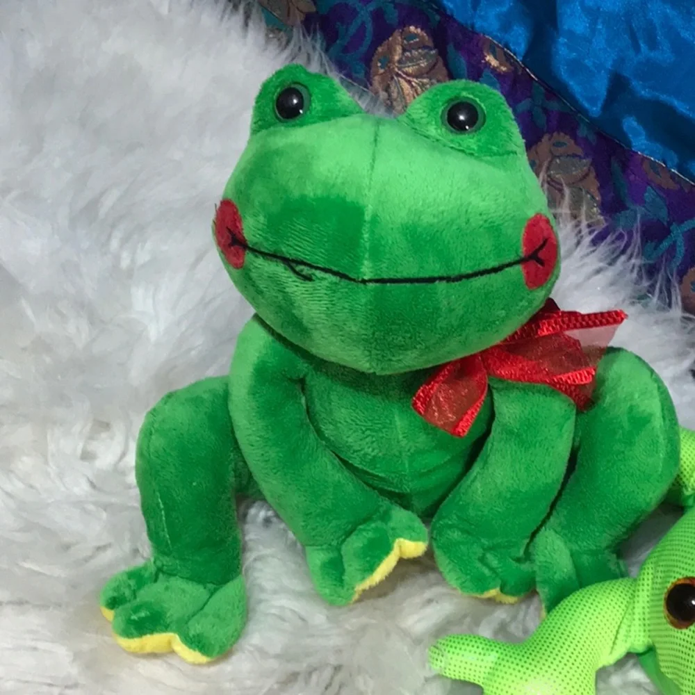 2 stuffed plush green frogs realistic Rainforest Animals GANZ
